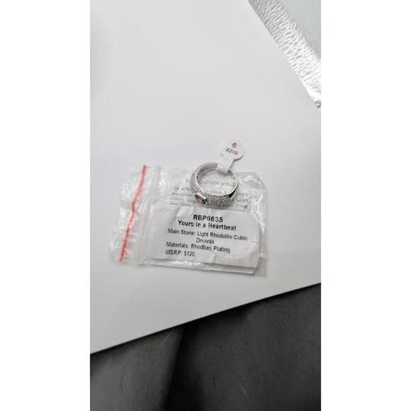 Elegant Silver Ring with Embedded Stones Size 9 - Picture 7 of 7